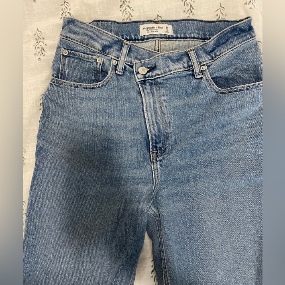 Womens Abercrombie Ultra Straight 90’s High Rise Jeans. Size 28/6R.